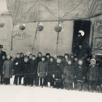 Школьники из деревень Аким,Порожск,Винла в аэропорту г.Ухты.1967г