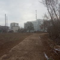 Здесь была дамба.Павлоград несколько раз подвергался наводнениям.После очередного,которое было в середине 80-х годов ХХ века,по обоим берегам была отсыпана защитная дамба,которую срыли в 2019 году.Эти плиты находились под слоем грунта.