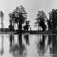 Коренево, Кореневский пруд, 1955 г. Слева Преображенская церковь