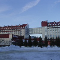 Правое и левое крылья основного корпуса санатория "Озеро Белое" с переходом на 6-м этаже
