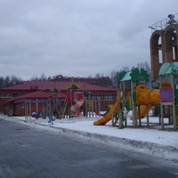 Детская площадка санатория "Озеро Белое" и здание спорткомплекса