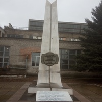 Памятник на территории Пассажирского вагонного депо.