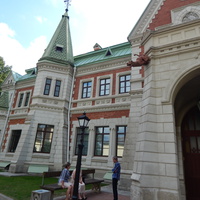 Вид дворца со стороны главного входа