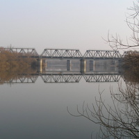 Весна, разлив, вид на ж/д и Октябрьский мосты