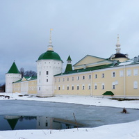 Панорамный вид на стену  и башни Николо-Пешношского монастыря