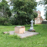 Памятный крест на месте разрушенной Троицкой церкви в ограде Успенской церкви