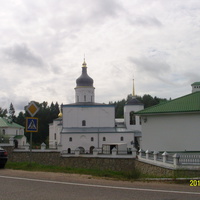 Спасо-Елеазаровском монастырь. Собор Трёх Святителей (слева - старый сестринский корпус / паломническая гостиница, справа - социальный корпус)