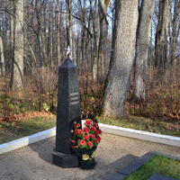 Памятник, павшим советским воинам.Спасское-Лутовиново.