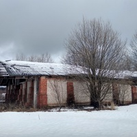 здание бывшей фермы в д. Лавриха