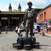 Пам'ятник Остапу Бендеру бiля вокзалу