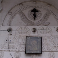 Крест и икона над входом в храм.