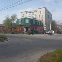 Угол улиц Игоря Сикорского и Короленко.