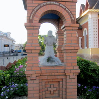 Скульптурный образ Серафима Саровского "Моление на камне" в часовне-памятнике у церкви Серафима Саровского.