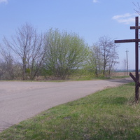 Поклонный крест у дороги.