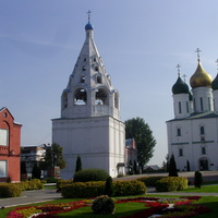Соборная площадь с Успенской шатровой звонницей Успенским кафедральным собором