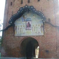Пятницкие ворота (Пятницкая башня) с иконой, на которой изображены Новозаветная Троица, список с Донской иконы Богоматери и небесные покровители Коломны