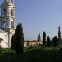Старо-Голутвин мужской монастырь. Колокольня над Святыми воротами, в центре - надкладезная часовня, справа - северо-восточная башня Казакова