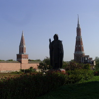 Старо-Голутвин мужской монастырь. Надкладезная часовня, памятник Сергию Радонежскому, справа - северо-восточная башня Казакова
