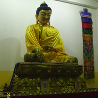 Статуя Будды Шакъямуни во Дворце богини Янжимы