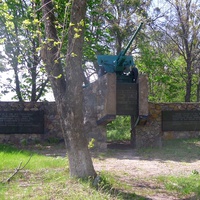 Памятник  воинам 18-го и 1316-го истребительных противотанковых артиллерийских полков, 461-го отдельного миномётного батальона РГК, которые героически сражались и  погибли в бою 28 декабря 1943 года.