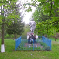 Братская могила воинов погибших при освобождении села Малое Староселье от фашистско-немецких захватчиков в 1943 году.Территория школы.