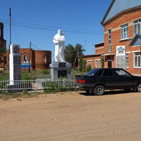 Мемориал павшим в Великой Отечественной войне 1941-1945 гг в центре села Угольное.