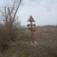 Поклонный Крест на въезде в село.