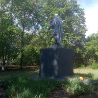 Памятник Великой Отечественной в парке около врачебной амбулатории.