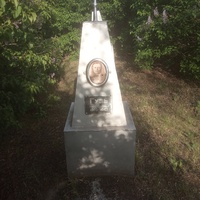 Памятник на кладбище погибшим от рук карателей.