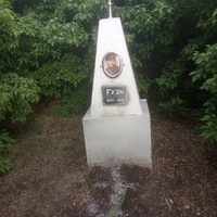 Памятник на кладбище погибшим от рук карателей.