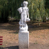 Черноморск. Скульптура "Девушка с корзинами".