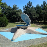 Черноморск. Скульптура "Морская раковина с жемчужиной".