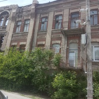 Демонтаж старых зданий на улице Артёма.