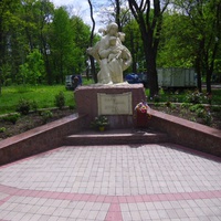 Памятник маме в городском парке.