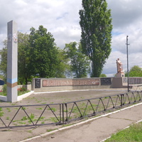 Братская могила воинов-освободителей и памятный знак павшим землякам.