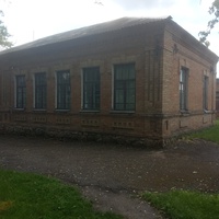 Здание библиотеки и клуба.