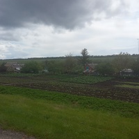 Вид на сельские дома с дороги.