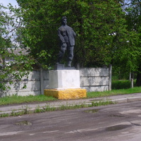 На въезде в Ватутино по обе стороны  дороги,вас встречают скульптуры шахтёров.