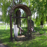 Поклонный крест и памятник освободителям села от фашистских захватчиков.