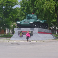 Памятный знак Легендарная тридцать четвёрка,установлен на постамент в городе Звенигородка  25-го мая 1954-го года.