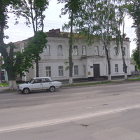 Дом, в котором находился штаб 80-й гвардейской стрелковой дивизии 1944г. / Сейчас центр детского и юношеского творчества.
