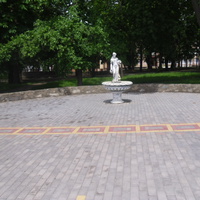 Скульптура в городском парке.