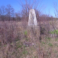 Заброшенный памятник периода гражданской войны.