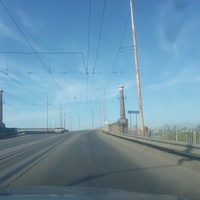 Въезд на Амурский двухъярусный автомобильно-железнодорожный мост через реку Днепр.
