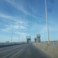 Двухъярусный автомобильно-железнодорожный Амурский мост через реку Днепр.