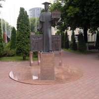 Памятник Сергею Васильевичу Кивалову.