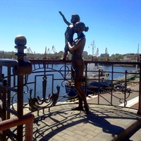 Памятник Жене моряка.