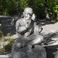 Скульптура старца в парке культуры и отдыха.