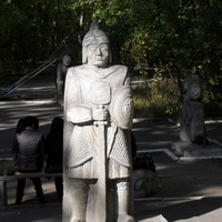 Скульптура воина в парке культуры и отдыха.