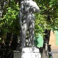 Скульптура неизвестного солдата в парке культуры и отдыха